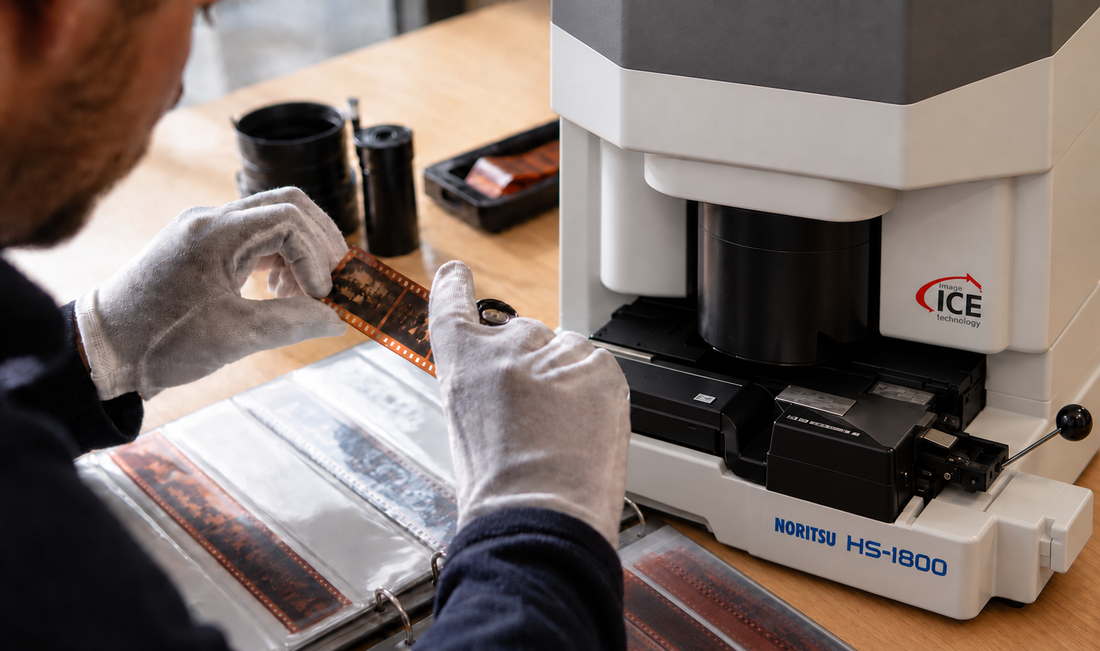 Noritsu HS-1800 filmscanner met medewerker die analoge negatieven controleert